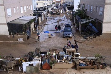 A devastação causada pelas enchentes é acompanhada globalmente       -  (crédito: JOSE JORDAN / AFP)