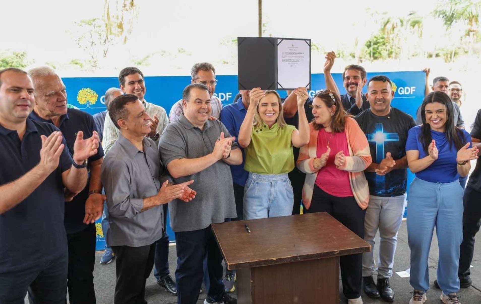 Celina Leão assinou a ordem de serviço no Parque da Cidade, acompanhada de outras autoridades