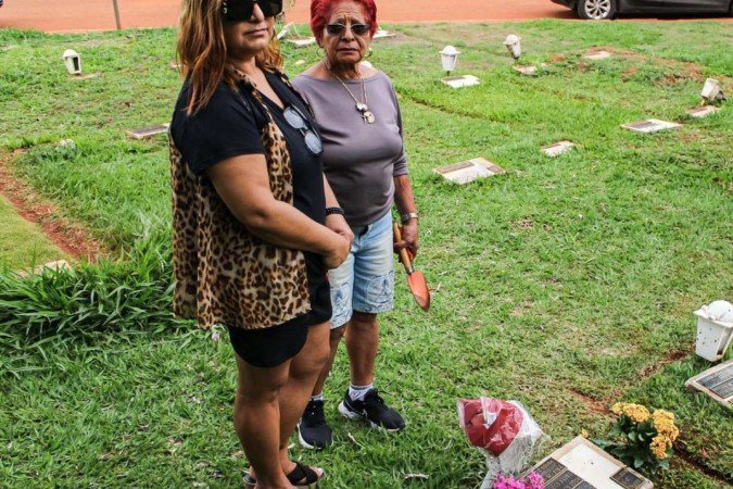 Sirene Borges e a filha Jurema foram visitar parentes falecidos e rezar para que descansem em paz