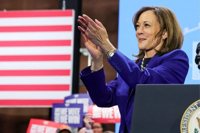  NORTH LAS VEGAS, NEVADA - OCTOBER 31: Democratic presidential nominee and U.S. Vice President Kamala Harris claps as she finishes her speech during a 