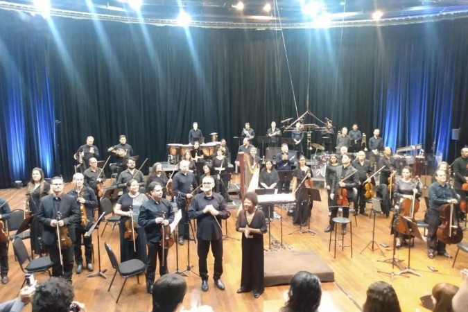 Cantora Alaíde Costa e Orquestra Sinfônica do Teatro Nacional Cláudio Santoro, dirigida pelo maestro Joaquim França, no Teatro Plínio Marcos, Polo Cultural Ibero-Americano