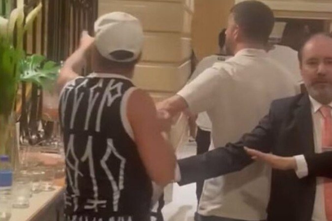 Grupo de homens entrou no hotel onde a equipe estava concentrada e criticou Augusto Mello. Sobrinho do mandatário se exalta -  (crédito: Foto: Reprodução)