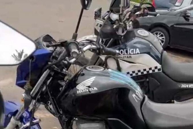 Na foto, a moto que foi apreendida e estava sendo conduzida pelo fugitivo -  (crédito: Redes Sociais)