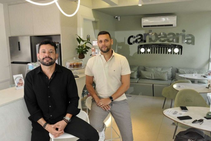 Felipe Amaral e Ygor Brito criaram um ponto de multisserviços para otimizar tempo dos clientes -  (crédito: Minervino Júnior/CB/D.A.Press)