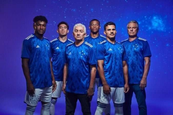 Novo vínculo vai até dezembro de 2030 e será também as categorias de base e o futebol feminino. Este é o maior contrato da história do Cruzeiro -  (crédito: Foto: Divulgação/Adidas/Cruzeiro)