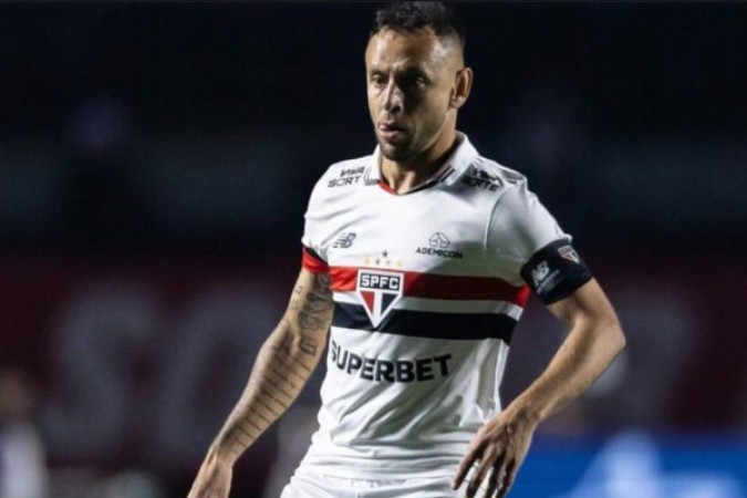 Lateral tem contrato até dezembro e atuou poucos jogos em 2024; boa relação com elenco e diretoria é um fator relevante para a renovação  -  (crédito: Foto: Rubens Chiri / SPFC)