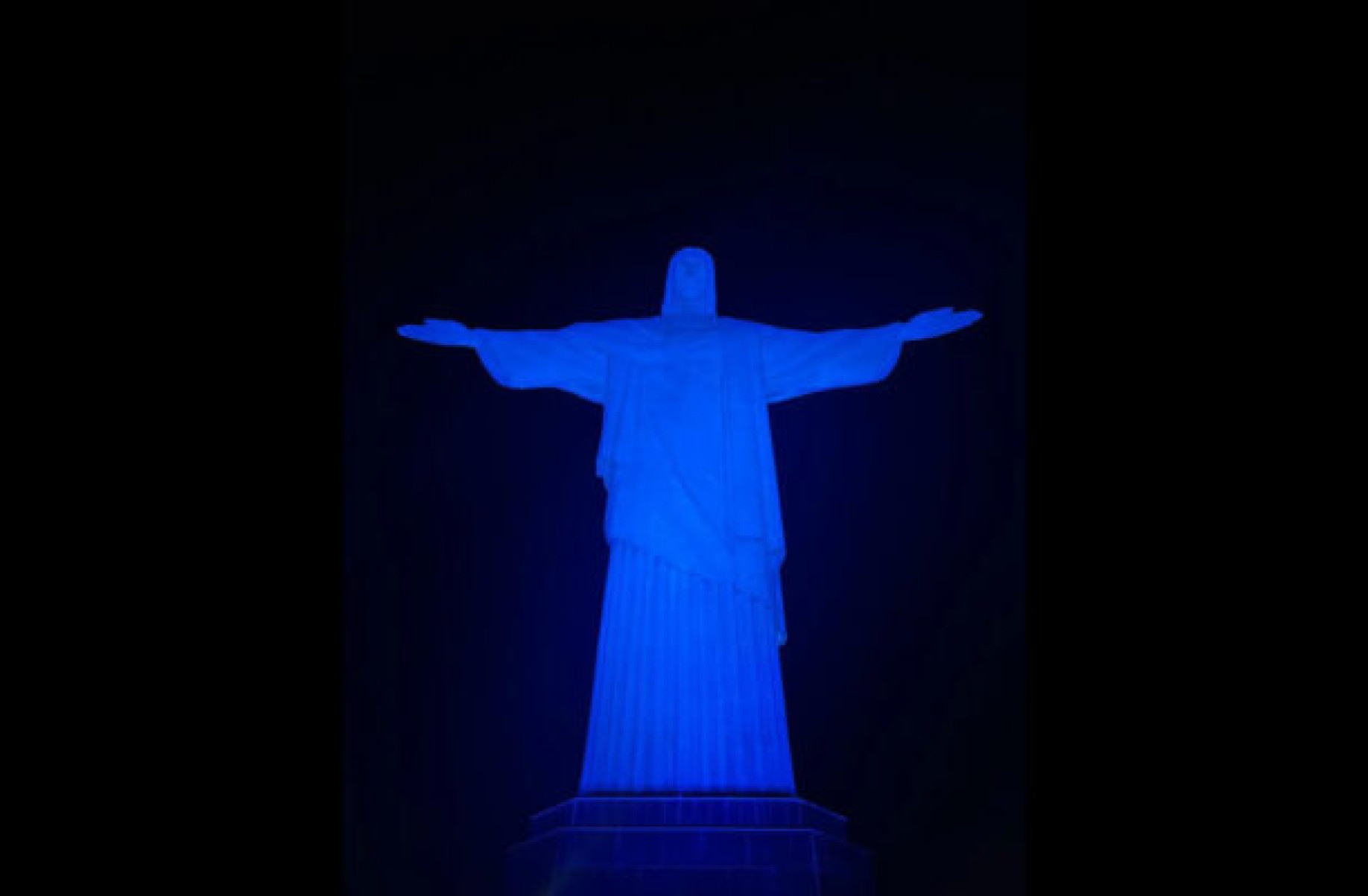 Cristo Redentor é iluminado para campanha Novembro Azul com apoio da CBF