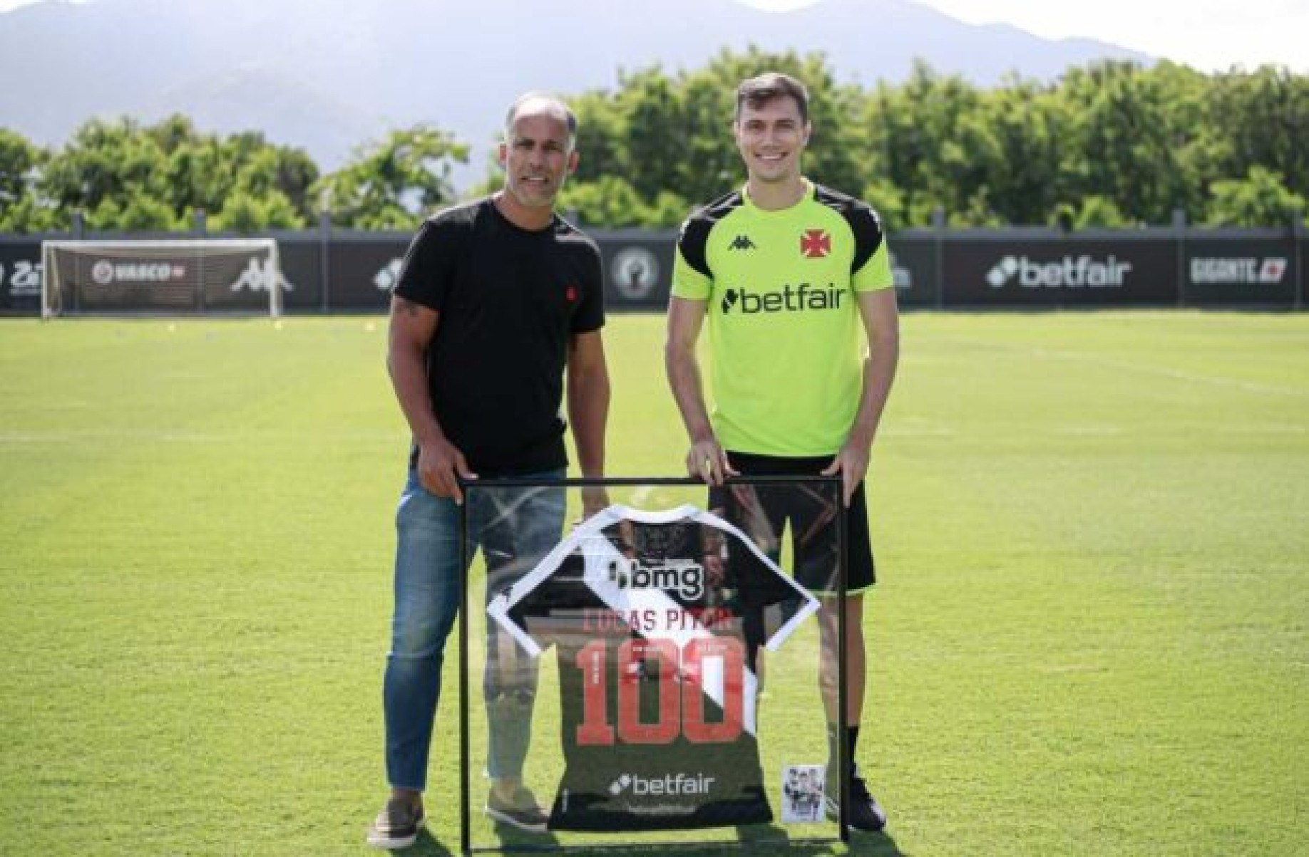 Lucas Piton recebe camisa comemorativa das mãos de ídolo do Vasco