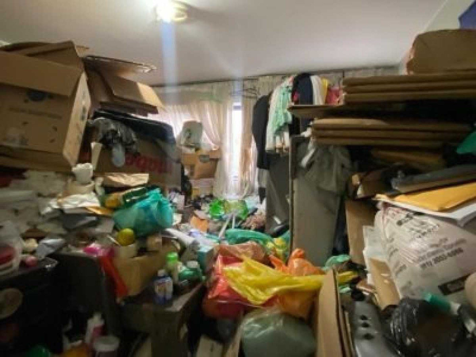 Moradora do Cruzeiro acumulava 30 toneladas de entulho em apartamento
