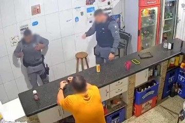 Policia Militar do Espírito Santo abriu inquérito para apurar conduta e demais circunstâncias sobre o flagrante de dois policiais agredindo um homem em um bar -  (crédito: Reprodução)