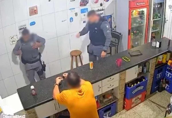 Policia Militar do Espírito Santo abriu inquérito para apurar conduta e demais circunstâncias sobre o flagrante de dois policiais agredindo um homem em um bar -  (crédito: Reprodução)