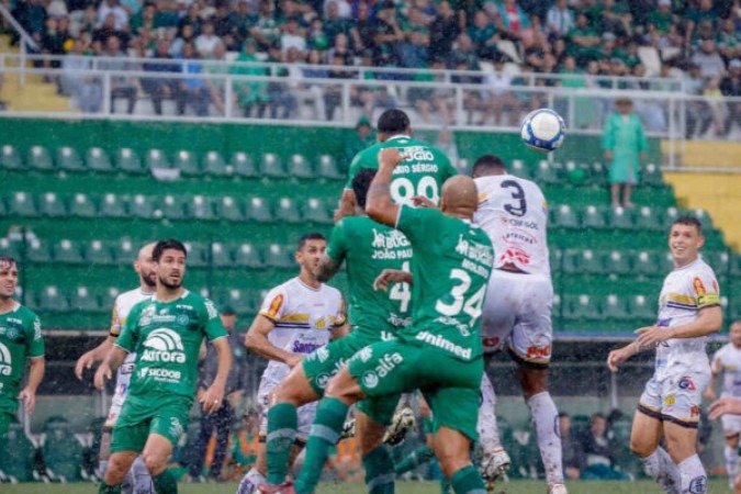 Em Chapecó, sob chuva bíblica, paulistas fazem 2 a 0 e, na vice-liderança, com 63 pontos, devem confirmar o acesso na próxima rodada da Série B -  (crédito: Foto: Ozzair Jr. / Novorizontino)