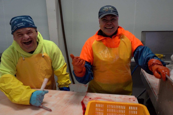 O trabalho exige jornadas de até 18 horas limpando e preparando toneladas de peixes -  (crédito: Jorge Luis Pérez Valery)