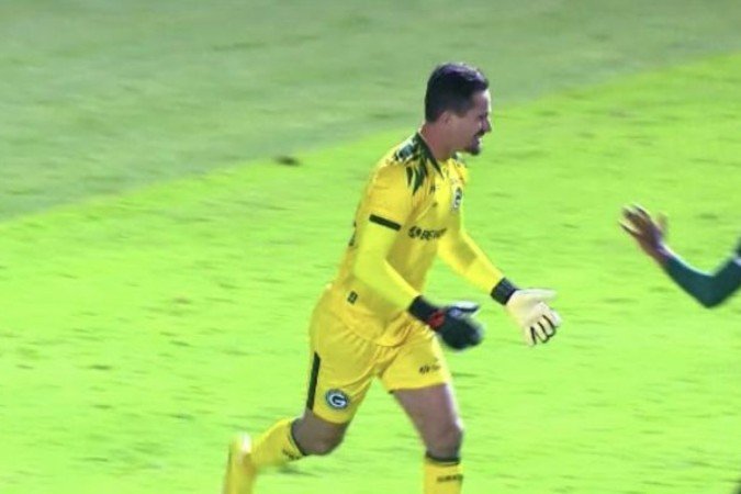 Bugre sonhava em sair da lanterna e fez bom jogo, com as melhores chances. Mas, fora de casa, pararam nas defesas de Tadeu. Goiás 1 a 0 - (crédito: Foto: Reprodução Premiere) Bugre sonhava em sair da lanterna e fez bom jogo, com as melhores chances. Mas, fora de casa, pararam nas defesas de Tadeu. Goiás 1 a 0 - (crédito: Foto: Reprodução Premiere)