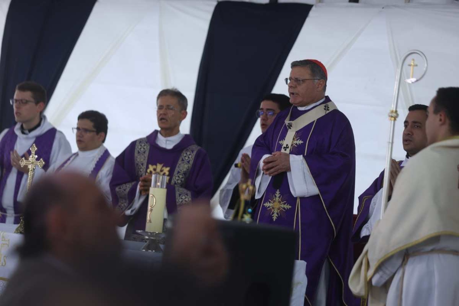 Dom Paulo Cezar, arcebispo da arquidiocese de Brasília celebrou missa aos católicos presentes no cemitério da Asa Sul 