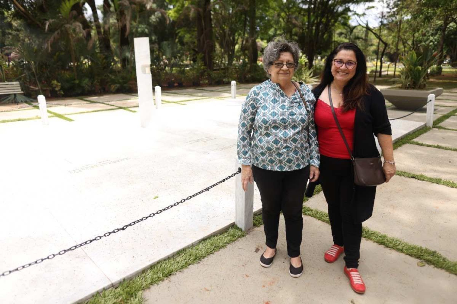 O Correio encontrou mãe e filha, Antônia Amorim e Alessandra Vidal, admirando o jazigo de JK