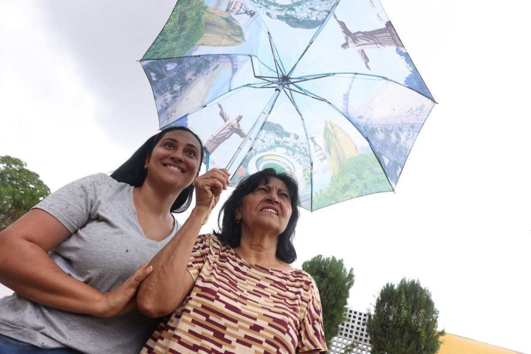 Fátima Araújo e sua filha, Hyana Araújo, saem do Guará todos os anos para assistir à missa no Cemitério Campo da Esperança da Asa Sul 