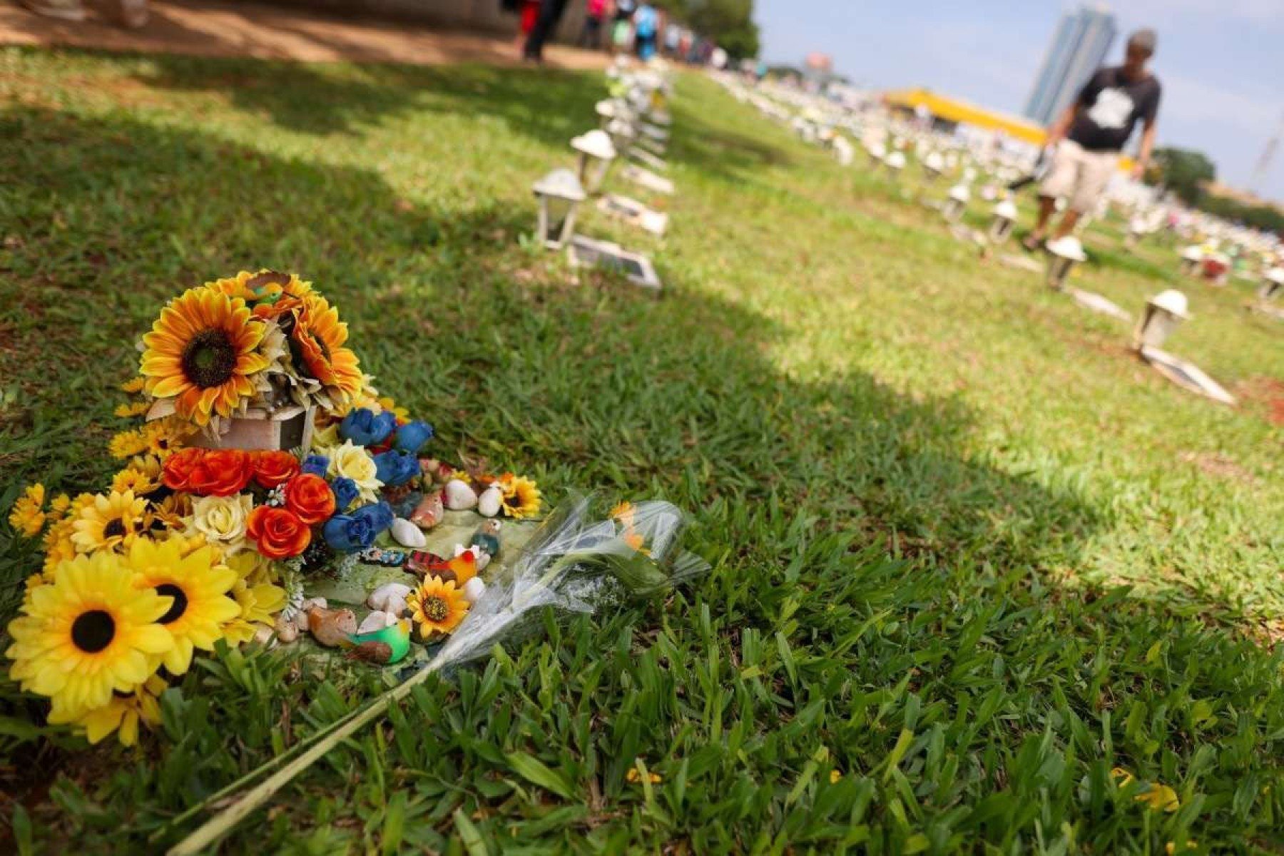 Dia de Finados: brasilienses lotam cemitérios para prestar homenagens