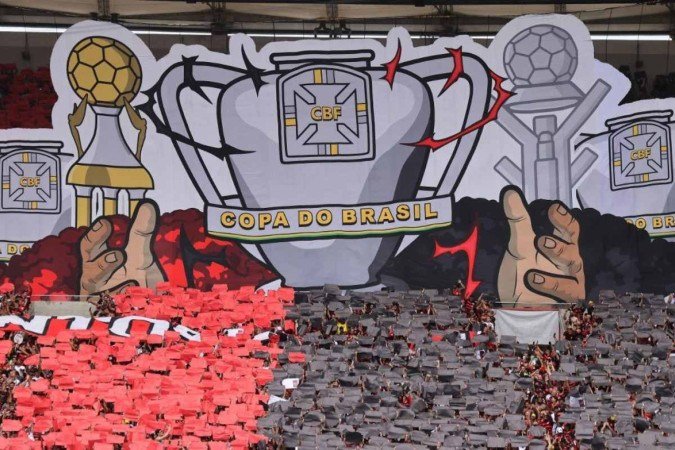 Torcida do Flamengo promoveu mosaico relembrando as quatro conquistas da Copa do Brasil antes de o jogo contra o Atlético-MG começar no Maracanã      