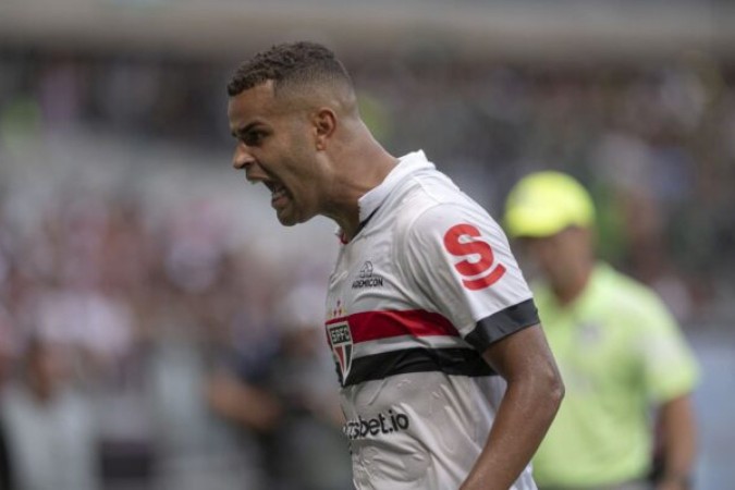 Volante surpreendeu com uma rápida recuperação de uma grave lesão no tornozelo direito, mas só deve jogar em 2024 em casos extremos -  (crédito: Foto: Erico Leonan / São Paulo)