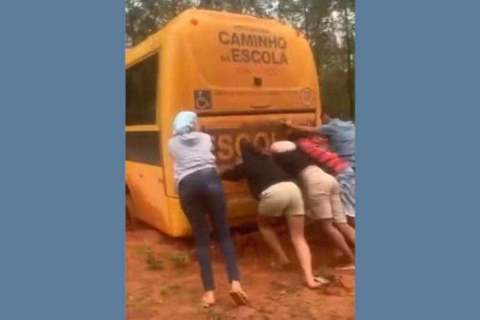 Enem 2024: candidatos empurram ônibus atolado para chegarem a local de provas. O veículo ficou Enem 2024: candidatos empurram ônibus atolado para chegarem a local de provas. O veículo ficou