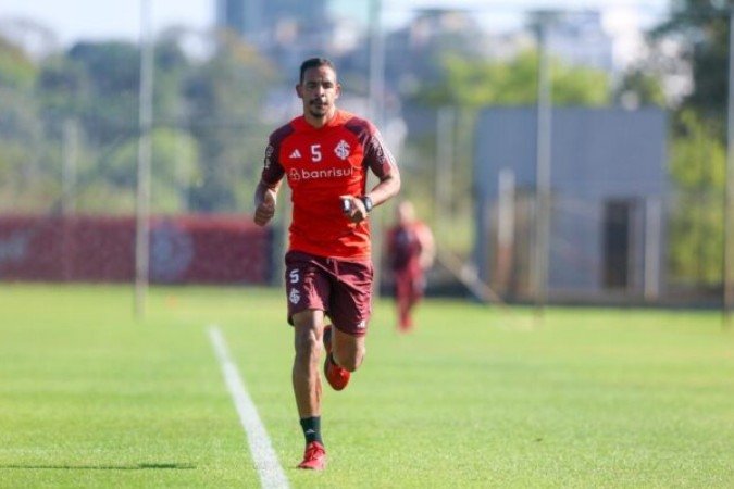 Volante ainda não treinou com bola. Aos 37 anos, forma física do jogador inspira cuidado no Colorado  -  (crédito:  Foto: Ricardo Duarte/Internacional)