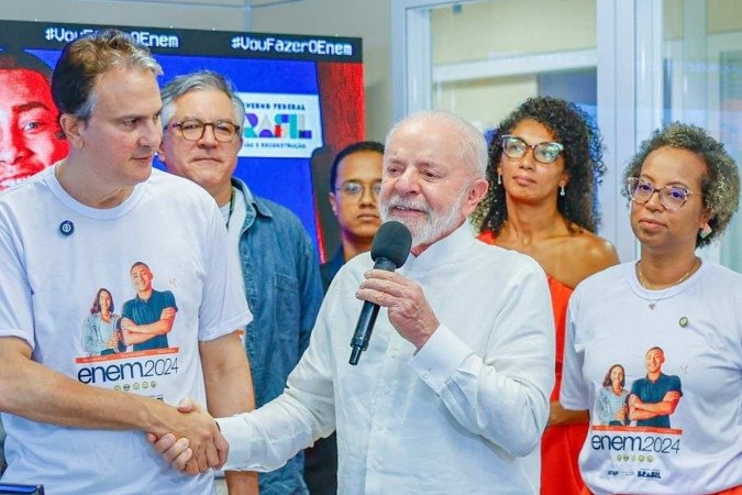 O presidente Lula ao lado do ministro da Educação, Camilo Santana, na sala de monitoramento do Enem, na sede do Inep, em Brasília, antes do início das provas neste domingo, 3 de novembro - (crédito: Ricardo Stuckert / PR) O presidente Lula ao lado do ministro da Educação, Camilo Santana, na sala de monitoramento do Enem, na sede do Inep, em Brasília, antes do início das provas neste domingo, 3 de novembro - (crédito: Ricardo Stuckert / PR)