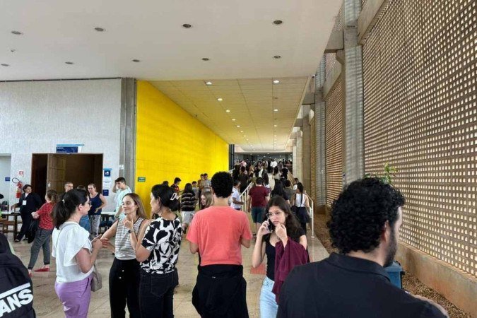 Estudantes realizam as provas no primeiro dia do Enem na Universidade de Brasília
- (crédito: Leonardo Moisés/UNB) Estudantes realizam as provas no primeiro dia do Enem na Universidade de Brasília
- (crédito: Leonardo Moisés/UNB)