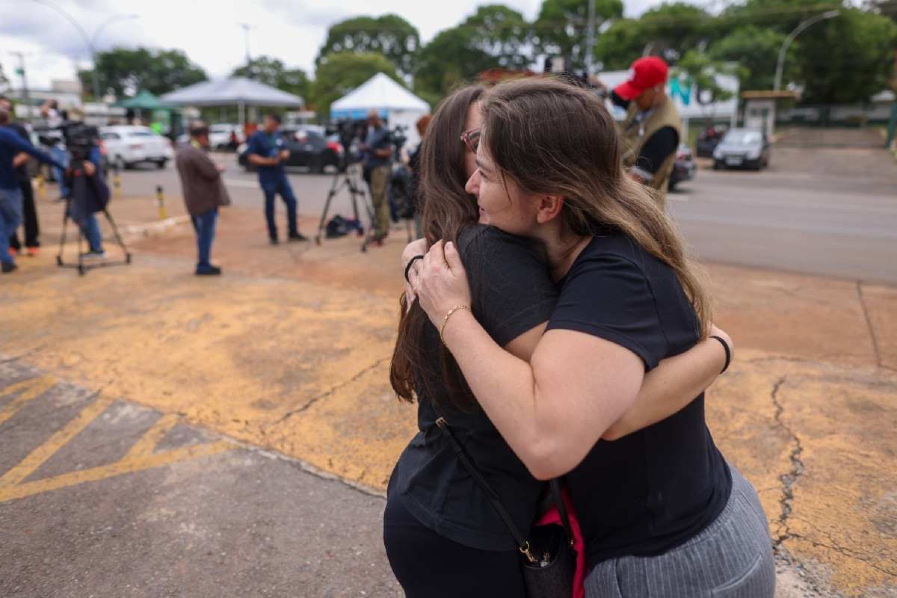 Candidatas se cumprimentam antes da prova do enem 2024