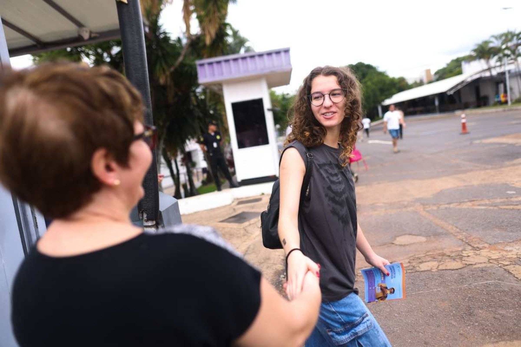 Candidata cumprimenta a mãe antes da prova do enem 2024