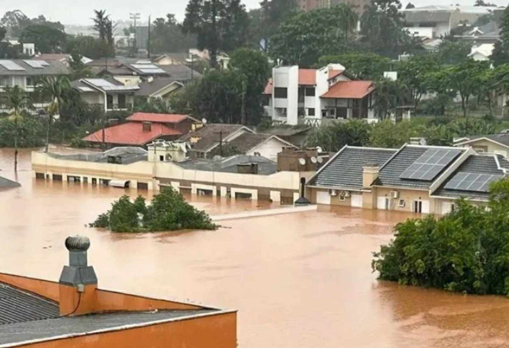 Cidade gaúcha alaga após chover em 2 horas o esperado para todo o mês