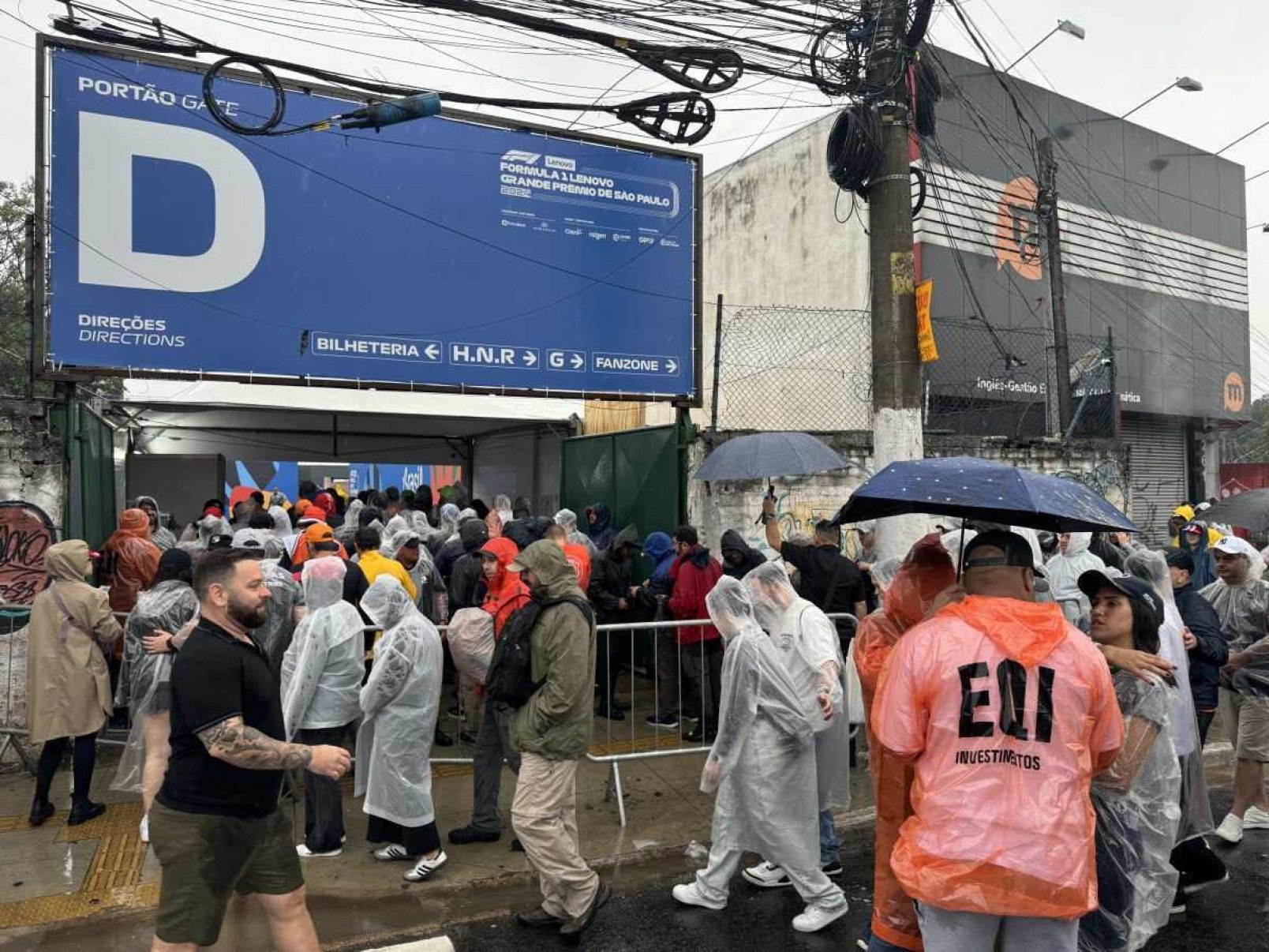 F1: chuva e filas atrasam entrada do público para classificação em Interlagos