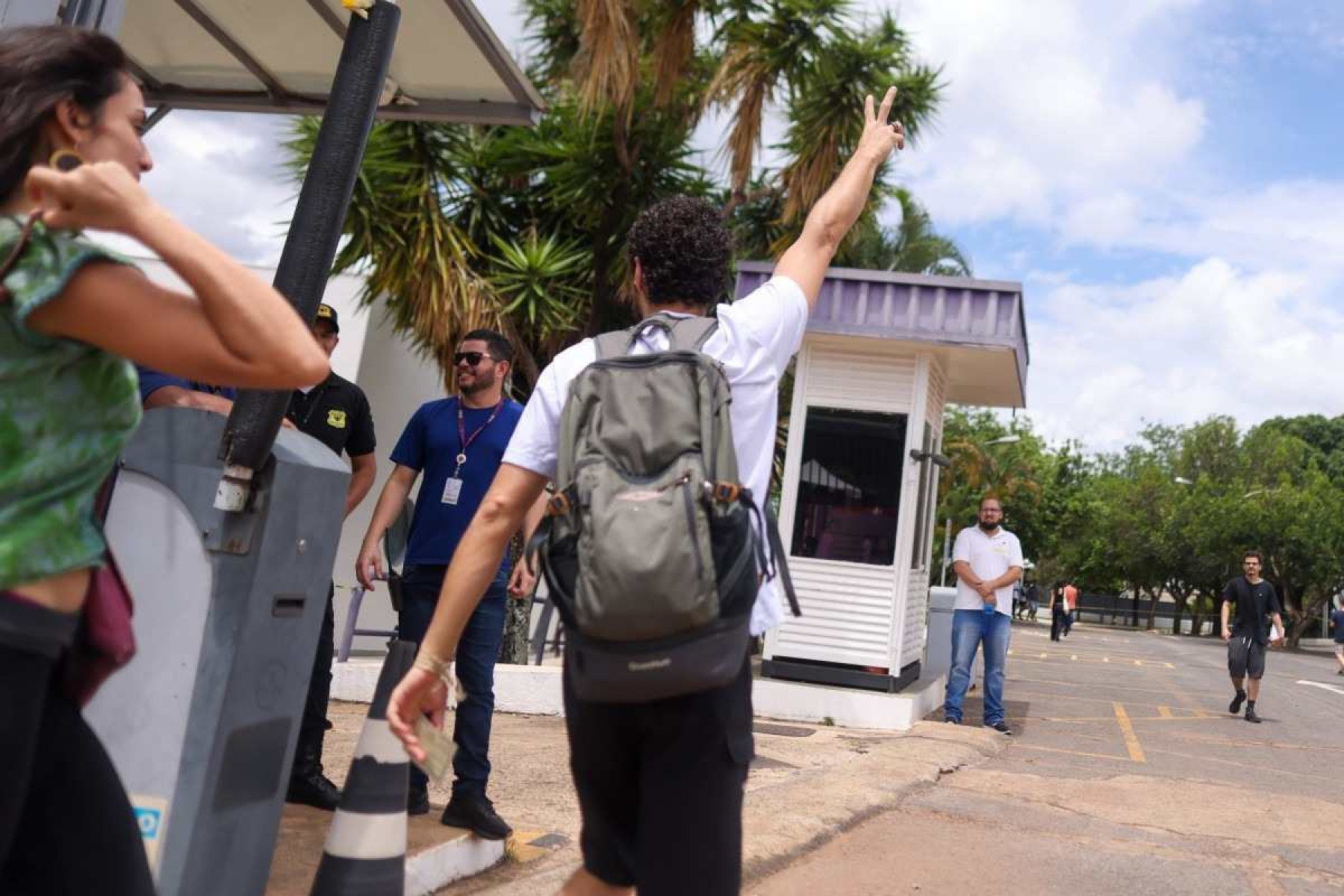 Candidato comemora chegafa ao local de provas do Enem 2024 