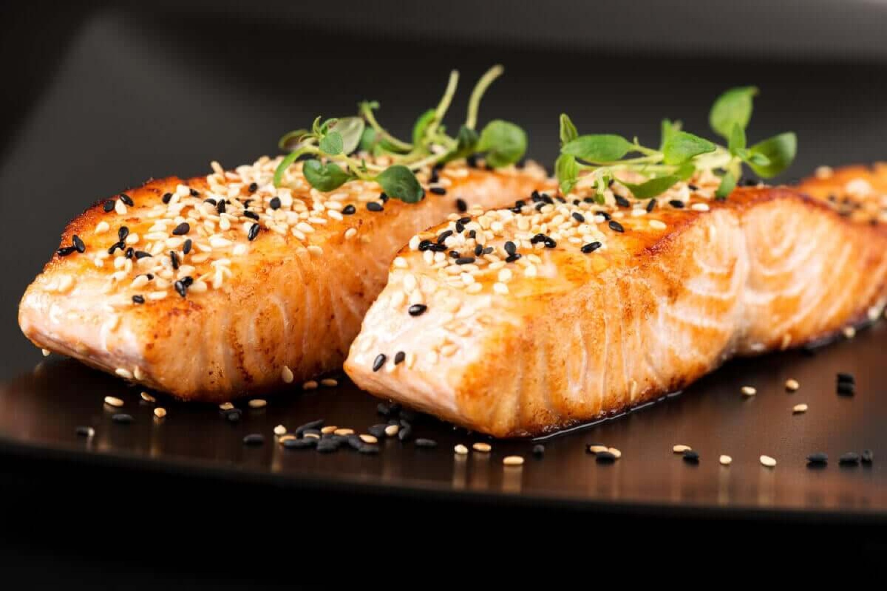 Salmão com crosta de gergelim (Imagem: Nanisimova | Shutterstock) -  (crédito: EdiCase)