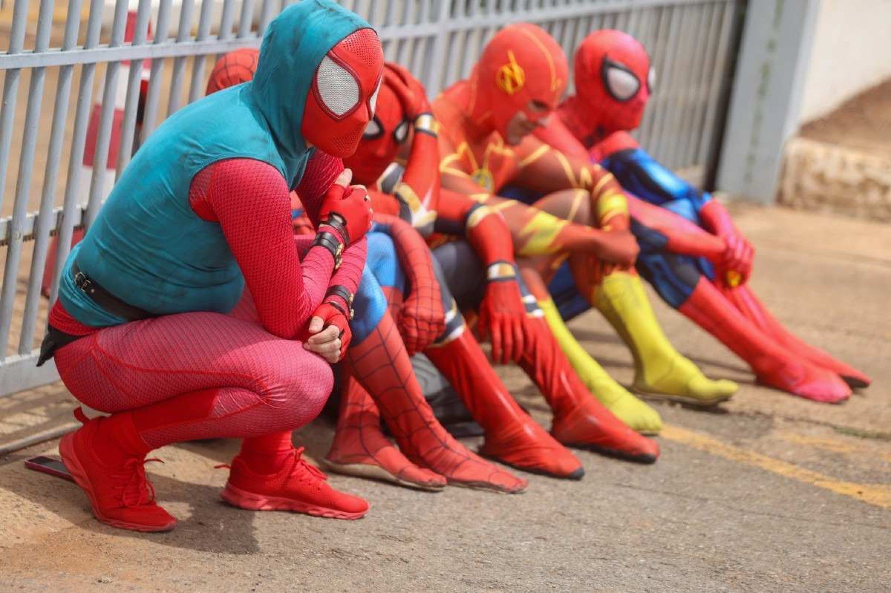 Eles fingiram chegar em cima da hora, correndo e dramatizando uma entrada 
