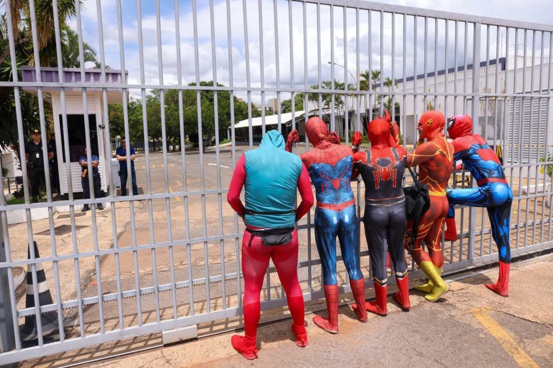 A brincadeira arrancou risadas e aplausos, ajudando a quebrar a tensão comum no dia da prova