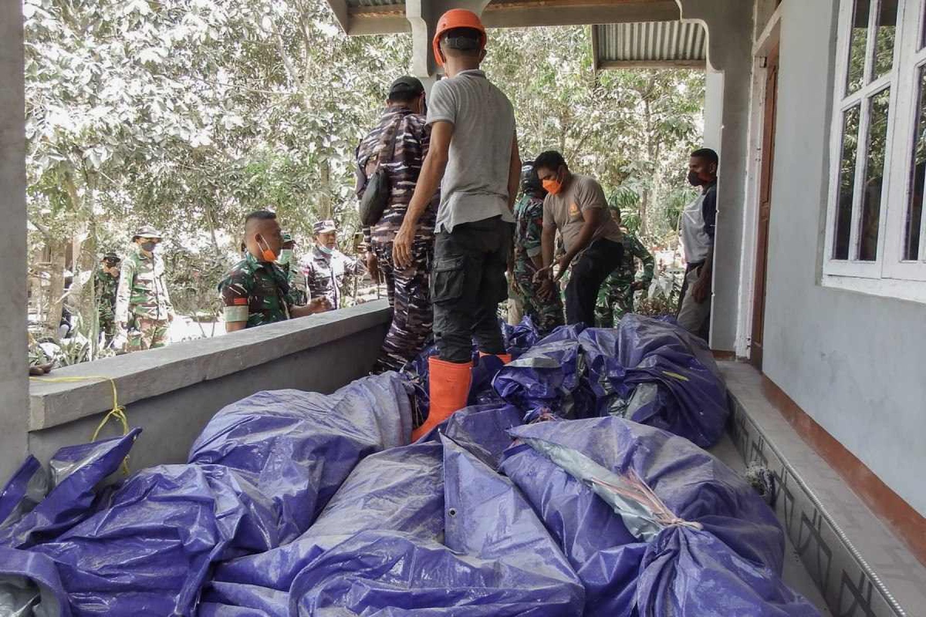 Vulcão em erupção provoca destruição e mortes na Indonésia