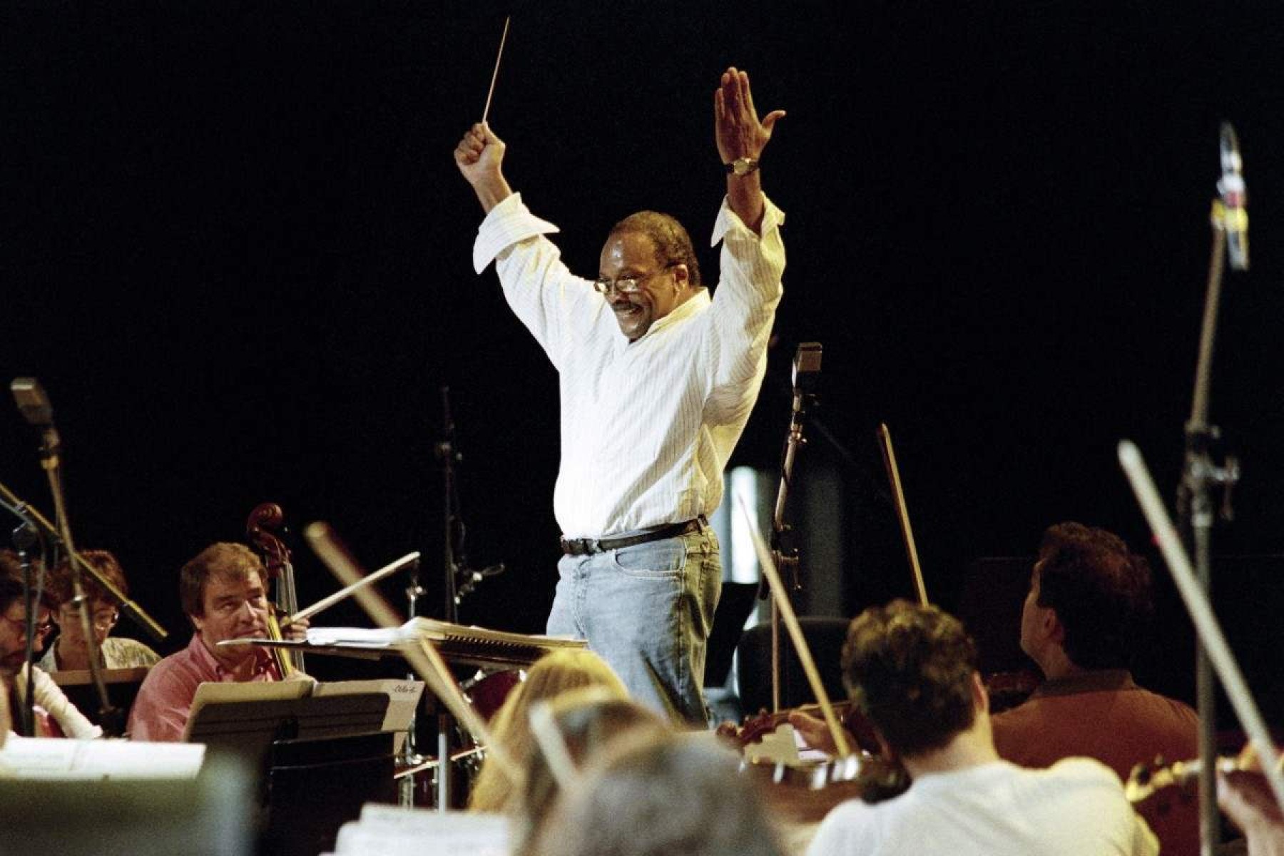 Quincy Jones conduz orquestra no Festival de Jazz de 1993.