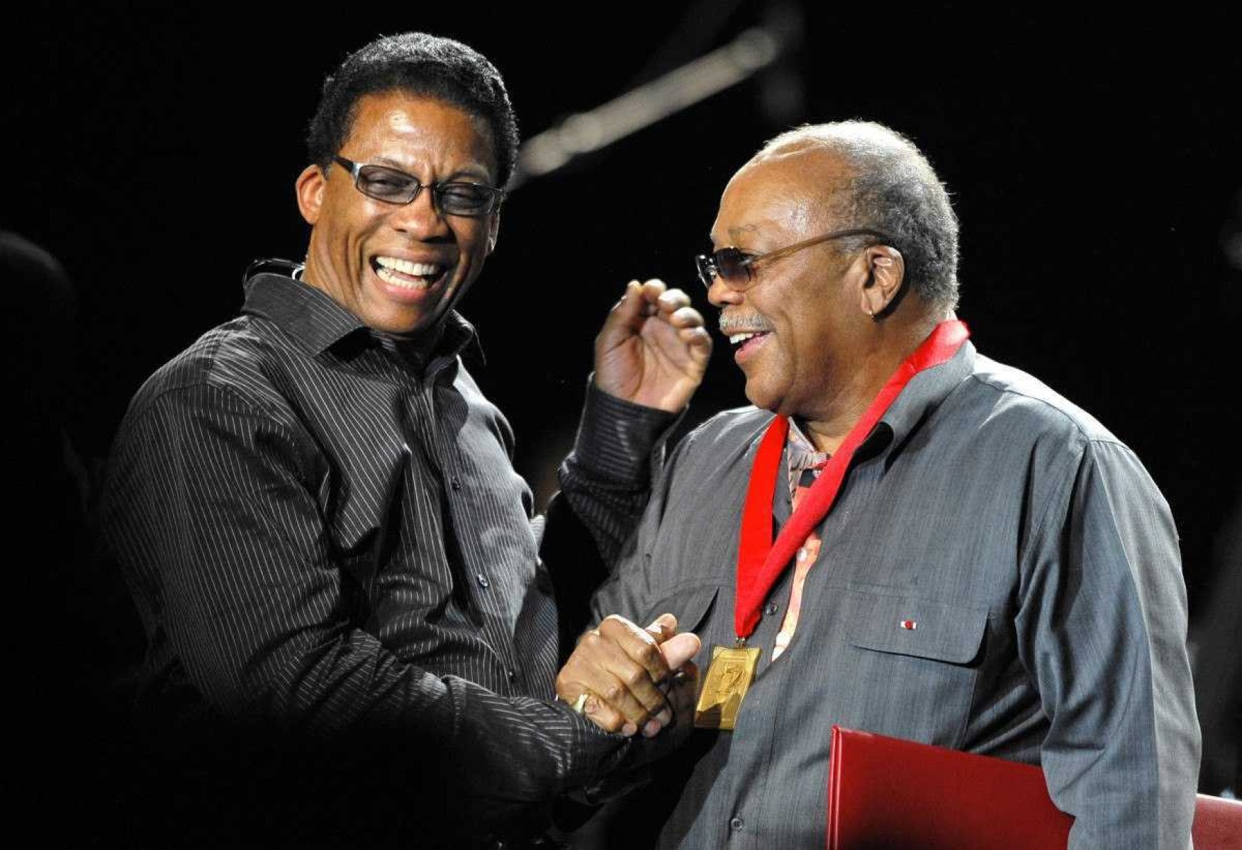 Quincy Jones com o pianista e compositor Herbie Hancock, em julho de 2008