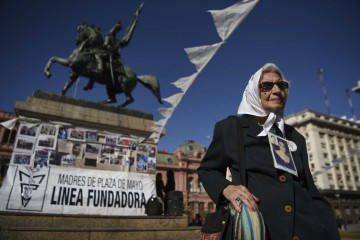 Mirta AcuÃ±a de Baravalle, uma das fundadoras das organizaÃ§Ãµes de defesa dos direitos humanos MÃ£es da PraÃ§a de Maio e AvÃ³s da PraÃ§a de Maio, morreu aos 99 anos. 
       -  (crédito: EITAN ABRAMOVICH / AFP)