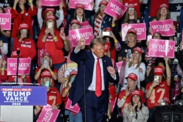 Donald Trump dança durante comício em Reading, na Pensilvânia, ao implorar aos eleitores: 'Temos que sair amanhã (5/11) e votar, votar e votar' -  (crédito: Ed Jones/AFP)