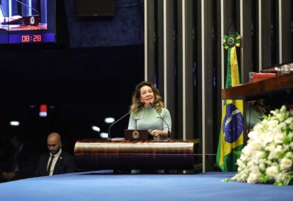 Lúcia Teixeira, presidente do Semesp, discursando na sessão especial do Senado Federal. -  (crédito: Juliano Sousa/Semesp)