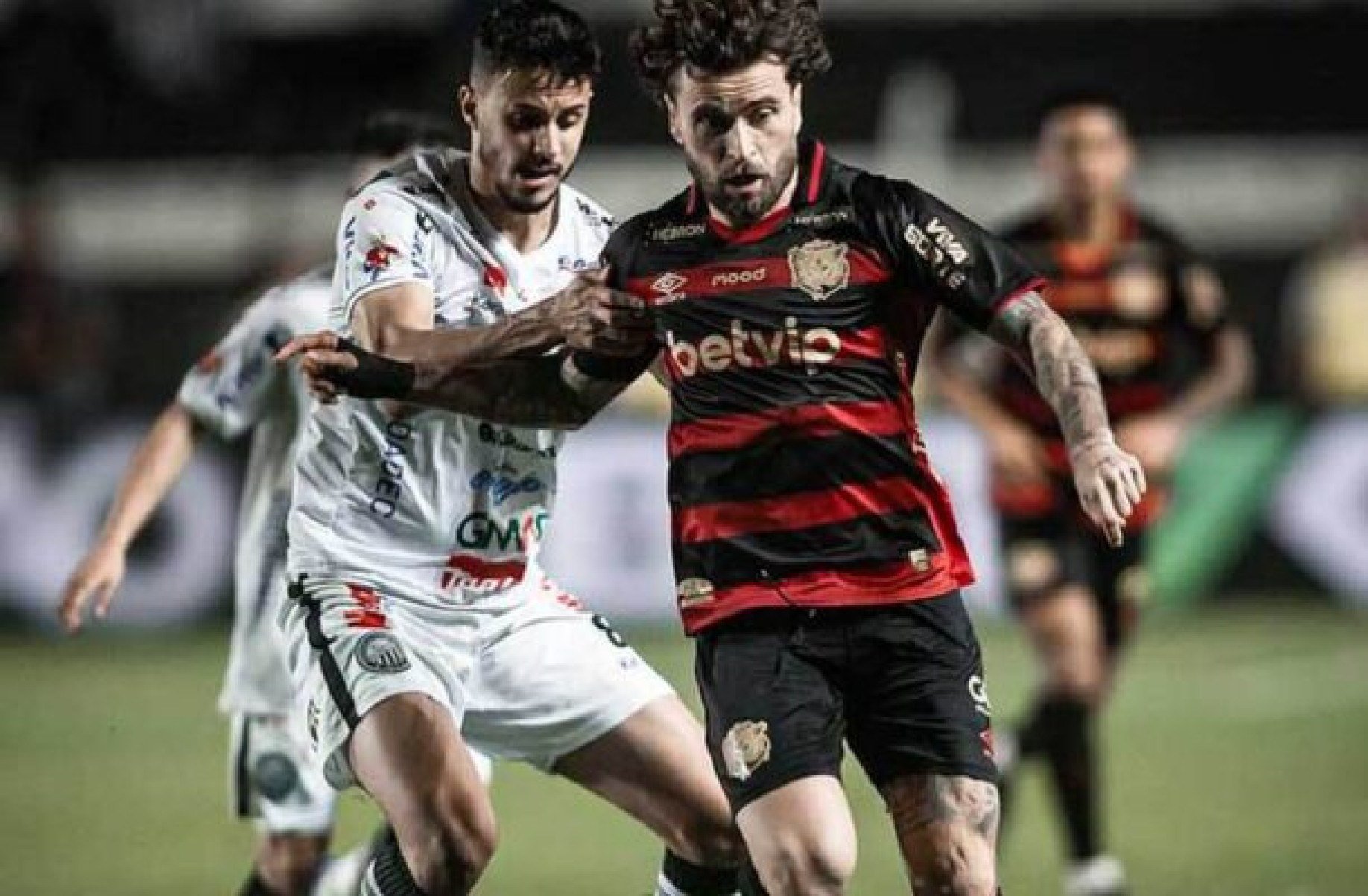 Leão da Ilha abre o marcador com Titi Ortíz, que recebe cartão vermelho durante a comemoração, e, na sequência, sofre a virada do Fantasma -  (crédito: Foto: Dido Henrique / SCR.)