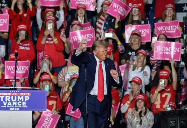 Donald Trump dança durante comício em Reading, na Pensilvânia, ao implorar aos eleitores: 'Temos que sair amanhã (5/11) e votar, votar e votar' -  (crédito: Ed Jones/AFP)