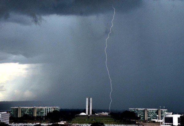 Isto É Brasília - Tempestade - Raio - STF  -  (crédito: Ed Alves/CB)