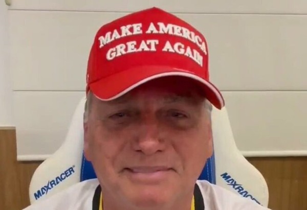 Bolsonaro gravou vídeo em apoio a Trump e usou boné da campanha do republicano -  (crédito: Reprodução)