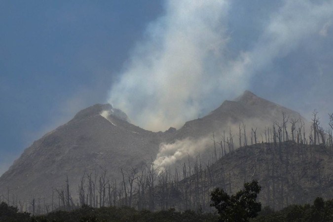  Smoke billows from Mount Lewotobi Laki-Laki as seen from Klatanlo village, in East Flores Regency, East Nusa Tenggara, on November 4, 2024, after it erupted overnight. At least six people died after a volcano in eastern Indonesia erupted several times overnight, officials said on November 4, raising the alert level to the highest of a four-tiered system. (Photo by ARNOLD WELIANTO / AFP)       Caption  -  (crédito: ARNOLD WELIANTO / AFP)