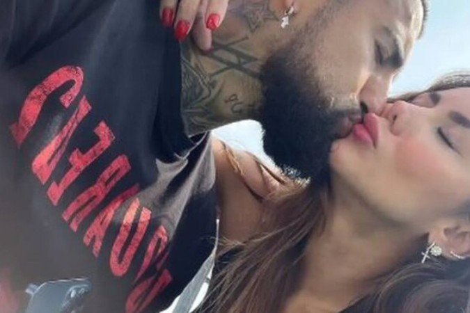 Esposa de Vidal, Sonia Isaza acompanhou a partida do Colo-Colo horas antes de Vidal ser denunciado por agressão sexual contra uma mulher - (crédito: Foto: reprodução/ Instagram) Esposa de Vidal, Sonia Isaza acompanhou a partida do Colo-Colo horas antes de Vidal ser denunciado por agressão sexual contra uma mulher - (crédito: Foto: reprodução/ Instagram)