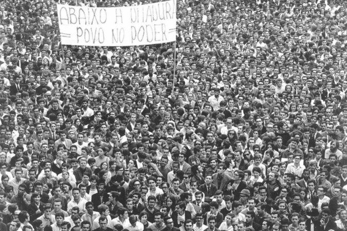 Rio de Janeiro - RJ. Manifestantes seguram faixa com os dizeres Abaixo à Ditadura - Povo no Poder, durante a Passeata dos Cem Mil.     -  (crédito: EvandroTeixeira/AJB)