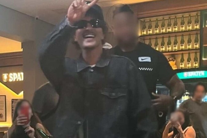 Bruno Mars aproveitou a noite no Bar Tizé, em Lourdes, onde comeu torresmo e feijão tropeiro